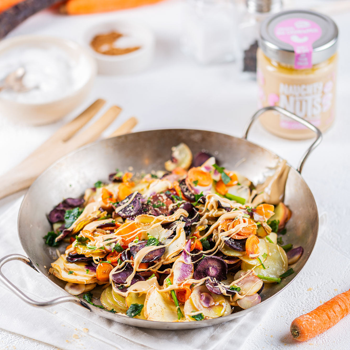 Bunte Steckrüben-Möhrenpfanne mit Röstkartoffeln und Cashewschmelz