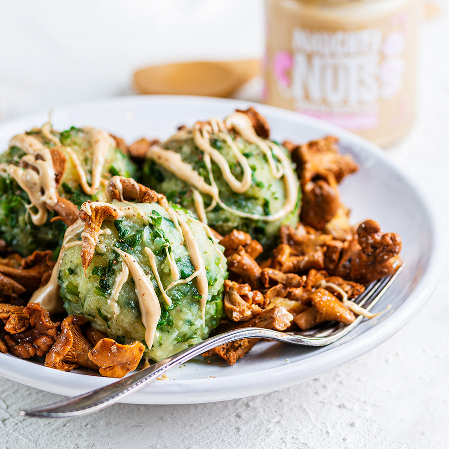Spinatknödel mit Pfifferlingen und Cashewmus