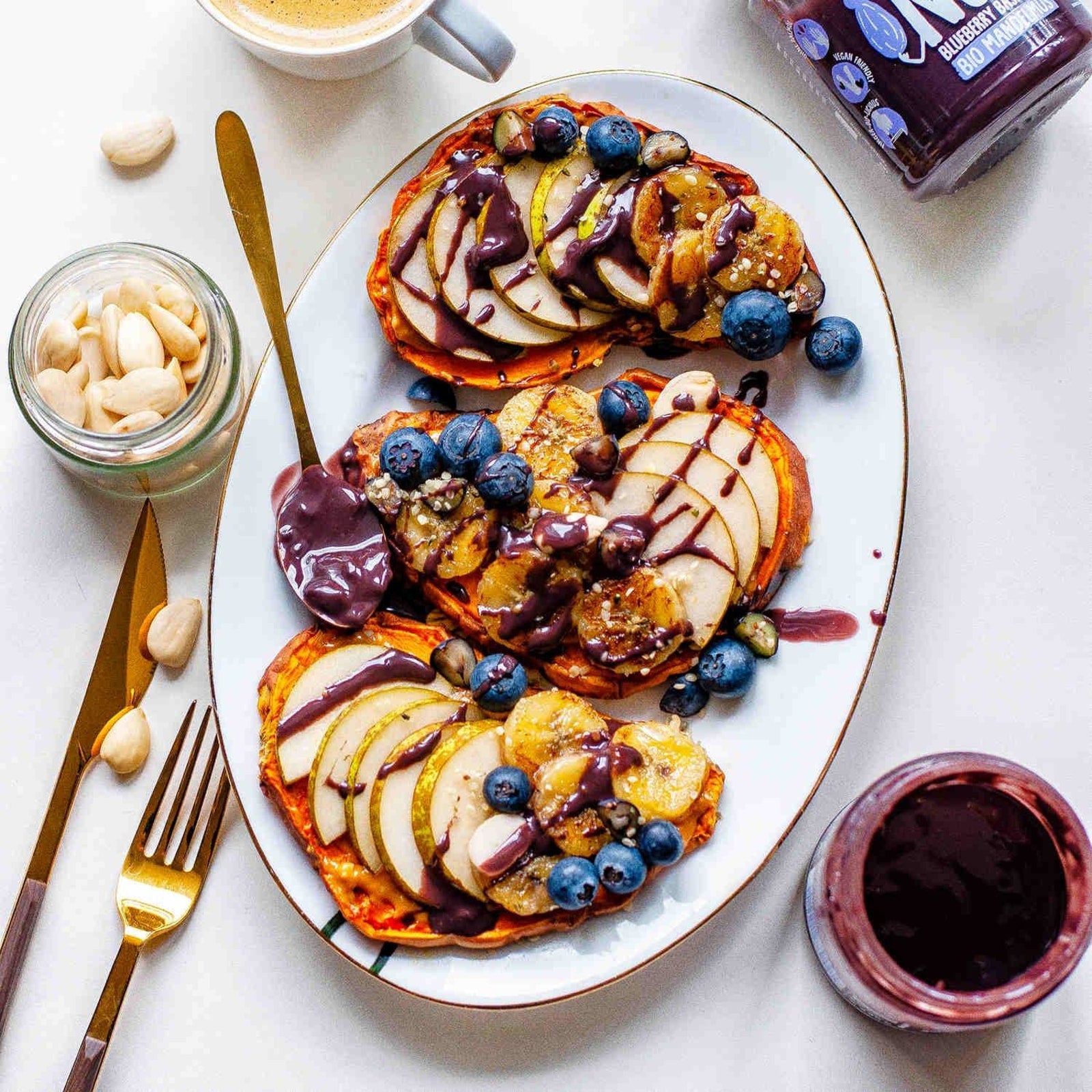 Blueberry Bash auf Süßkartoffel mit Naughty Nuts Bio Mandelmus Blueberry Bash