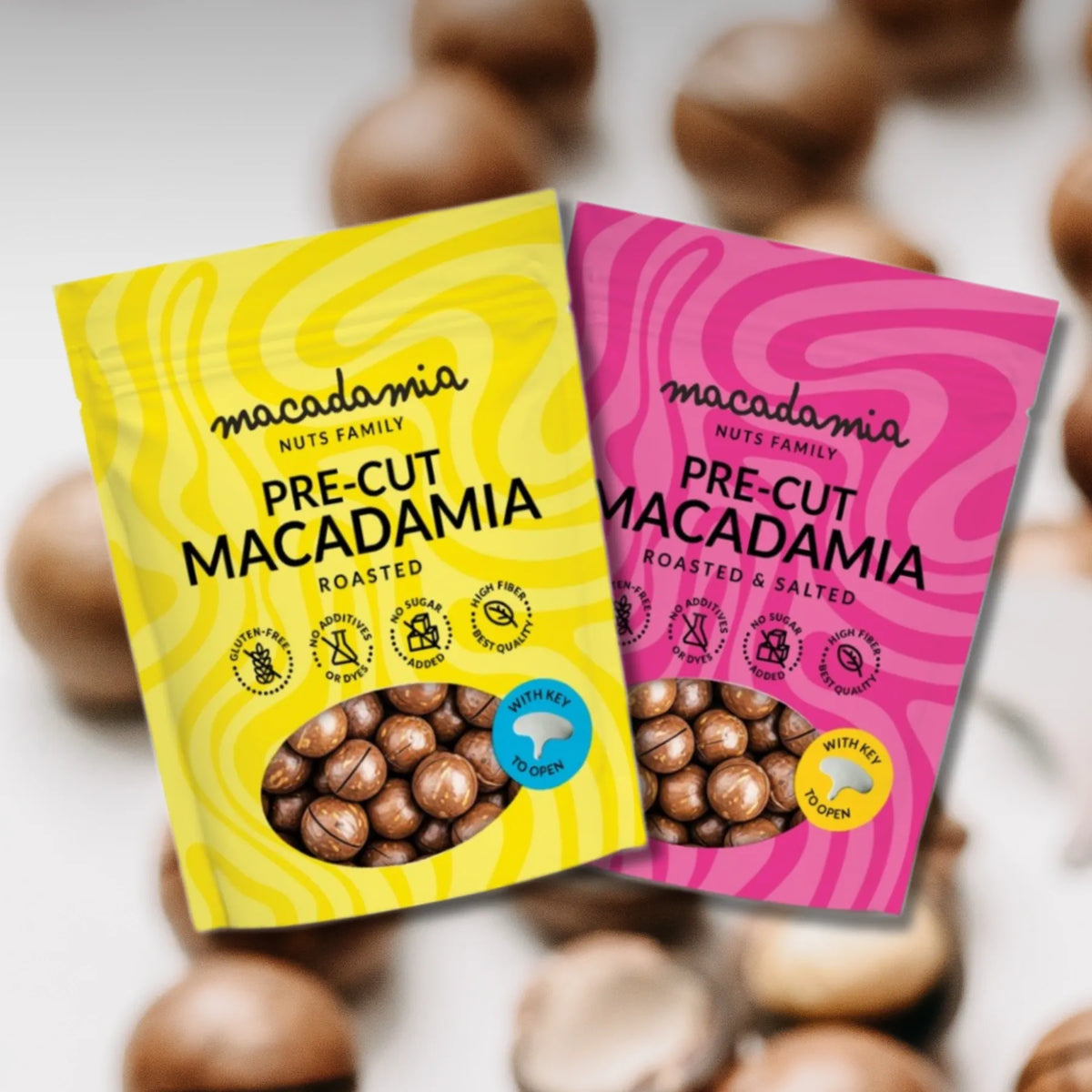 Zwei Packungen geröstete Macadamianüsse in Schale mit Öffnungsschlüssel