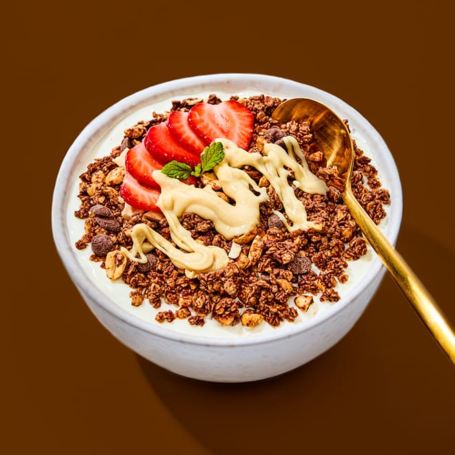 Granola Einsteiger Paket mit Joghurt, Erdbeeren, Minze und Erdnussbutter in einer Schüssel