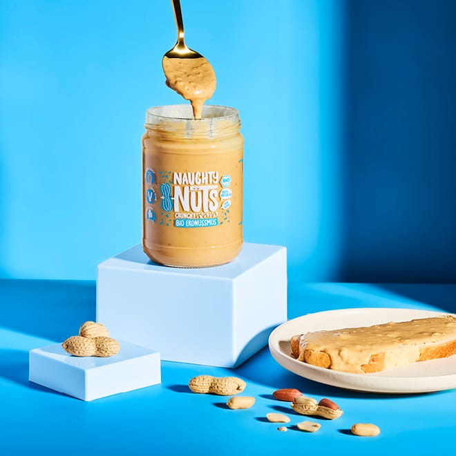 Bio Erdnussmus Crunchy (500g Glas) mit Löffel, Erdnüssen und Erdnussbuttertoast