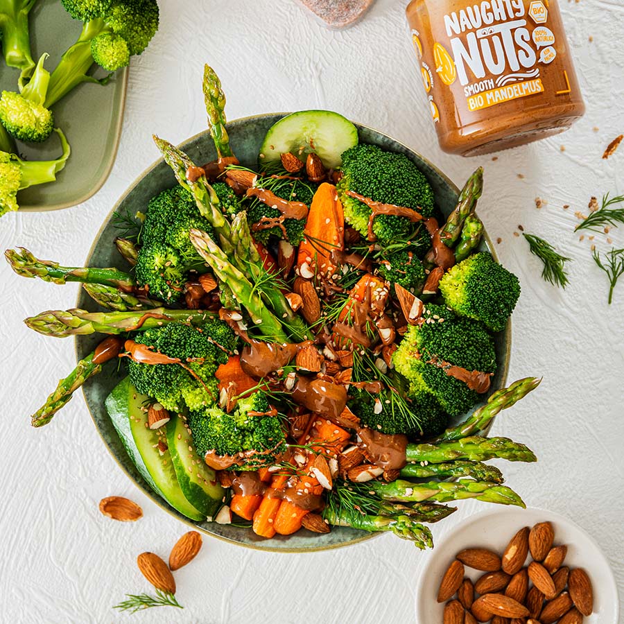 Vegane Frühlingsbowl mit grünem Spargel und Mandeldressing aus Naughty Nuts Bio Mandelmus Smooth