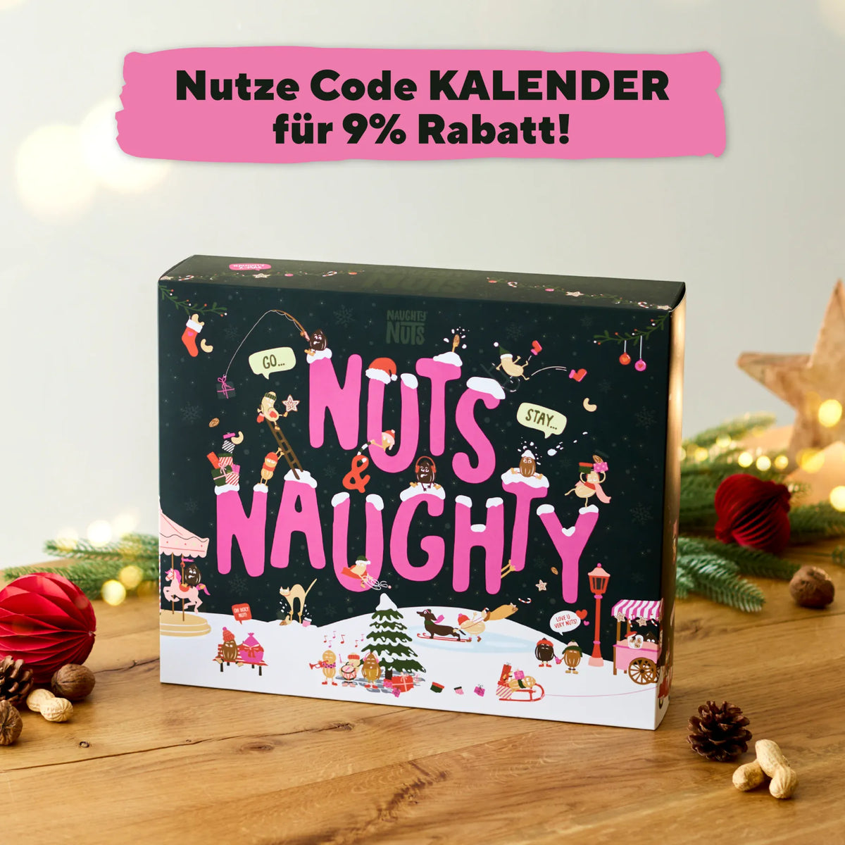 Naughty Nuts Adventskalender mit weihnachtlichen Illustrationen auf einem Holztisch